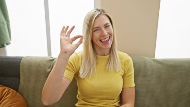 집에서 자신감있는 금발의 여자는 티셔츠를 성과가 가득한 웃음으로 그녀는 친절한 — 비디오
