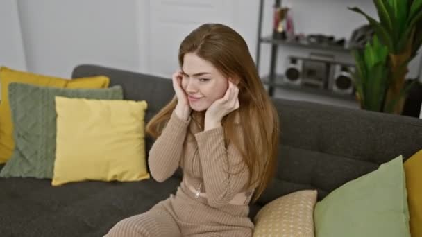 Mulher Loira Jovem Vestindo Uma Camisola Casa Estressado Pela Música — Vídeo de Stock