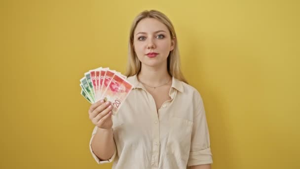 Fröhliche Junge Blonde Frau Die Verspielt Durch Die Finger Zeichen — Stockvideo