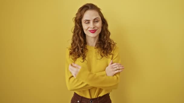 一个快乐的年轻女子 两臂交叉 面带微笑 充满自信和积极向上 站在鲜活的黄色背景前 — 图库视频影像
