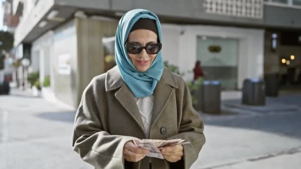 Başörtülü Olgun Bir Kadın Şehir Sokaklarında Suudi Riyal Banknotlarını Sayıyor — Stok video