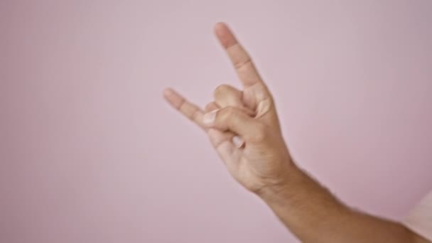 Muž Provádějící Rockové Gesto Proti Růžové Izolované Pozadí Selektivním Zaměřením — Stock video