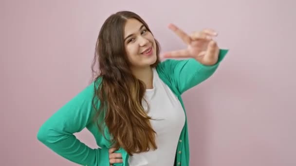 Hermosa Joven Hispana Pie Orgullosa Sobre Fondo Rosa Aislado Ganar — Vídeos de Stock