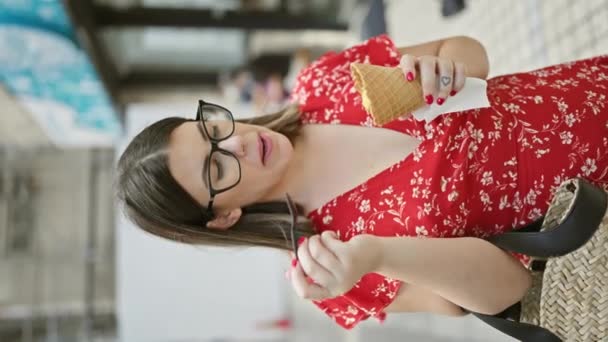 Femeie Hispanică Veselă Frumoasă Ochelari Care Bucură Înghețată Delicioasă Strada — Videoclip de stoc