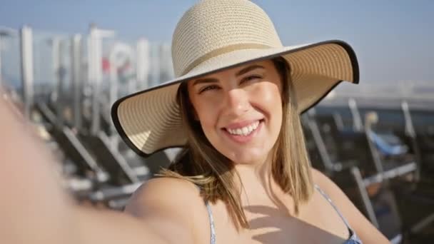 Усміхнена Жінка Сонці Насолоджується Сонячним Днем Палубі Круїзного Корабля Втілюючи — стокове відео