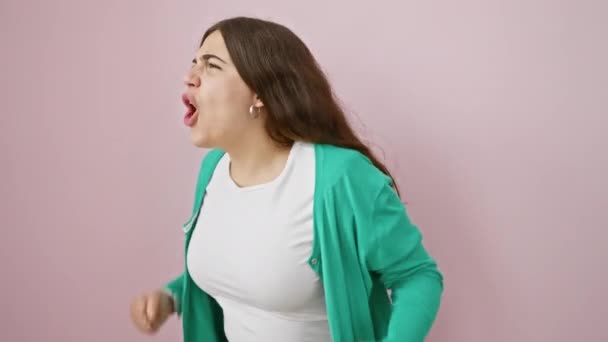 Jeune Femme Hispanique Furieusement Enragée Criant Montrant Tourbillon Folie Frustration — Video