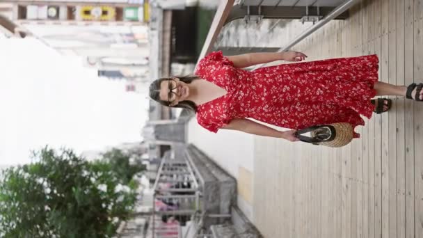 Mulher Hispânica Alegre Vestindo Óculos Andando Com Confiança Famosa Rua — Vídeo de Stock