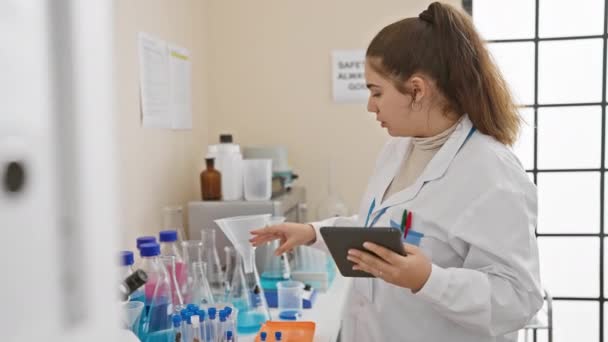 Focused Hispanic Female Scientist Laboratory Wearing White Coat Working Test — Stock Video