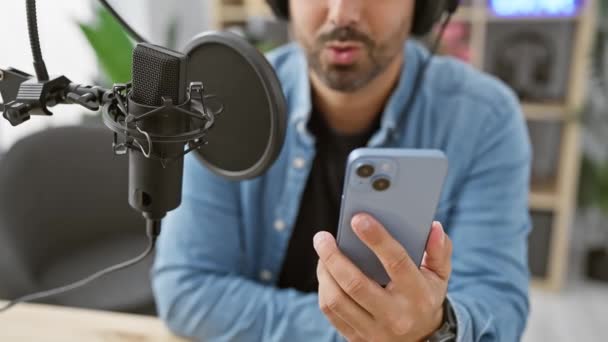 Hispanik Pria Dengan Jenggot Studio Menggunakan Smartphone Dan Mikrofon Untuk — Stok Video