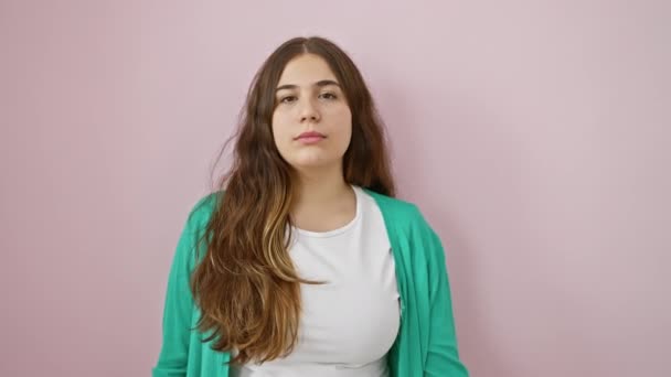 Уверенно Улыбающаяся Молодая Испаноязычная Женщина Закрывает Глаза Рукой Забавным Жестом — стоковое видео