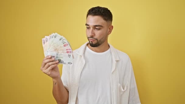 Merész Komoly Fiatal Arab Férfi Uae Bankjegyekkel Magabiztosan Mutogatva Rád — Stock videók