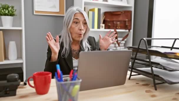 Дивовижно Вражена Середнього Віку Сіроволоса Жінка Працює Ноутбуці Приголомшливо Налякана — стокове відео