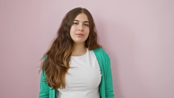 Joven Mujer Hispana Alegre Divirtiéndose Jugando Peek Boo Con Las — Vídeo de stock