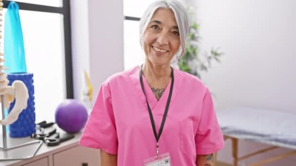 Sonriente Confiada Fisioterapeuta Cabello Gris Mediana Edad Disfruta Alegremente Trabajo — Vídeo de stock