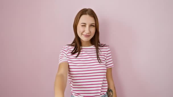 Χαρούμενη Νεαρή Μελαχρινή Κοπέλα Ρίγες Tshirt Αναβοσβήνει Ένα Σημάδι Δάχτυλα — Αρχείο Βίντεο