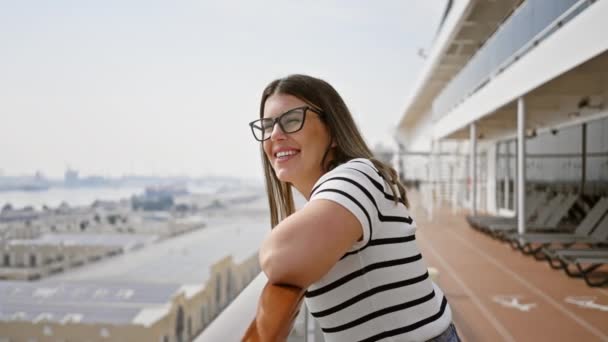 Mujer Sonriente Gafas Disfrutando Sus Vacaciones Una Cubierta Crucero Con — Vídeo de stock