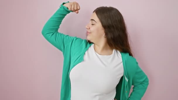 Ung Stark Latinamerikansk Kvinna Stolt Visar Sin Muskelkraft Vackert Stående — Stockvideo