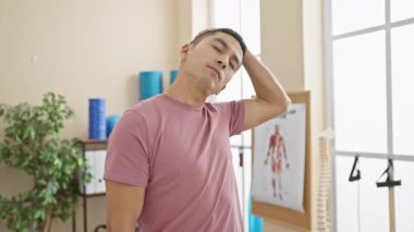 Genç bir İspanyol adam rehabilitasyon kliniğinde egzersiz yapıyor, sağlık hizmetleri ve fizik tedavi gösteriyor..