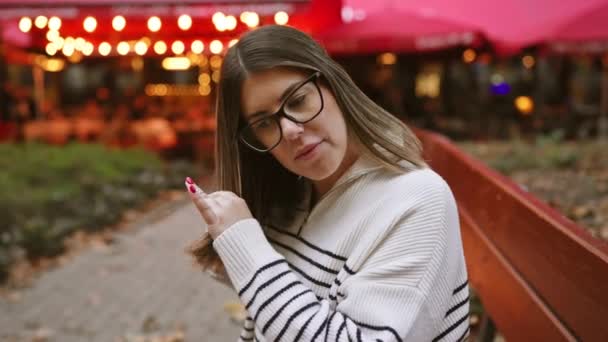 Jovem Hispânica Com Óculos Blusa Listrada Sentada Livre Café Sorrindo — Vídeo de Stock