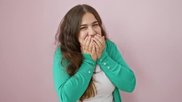 Wanita Muda Hispanik Berdiri Tertawa Dan Malu Cekikikan Menutupi Mulut — Stok Video