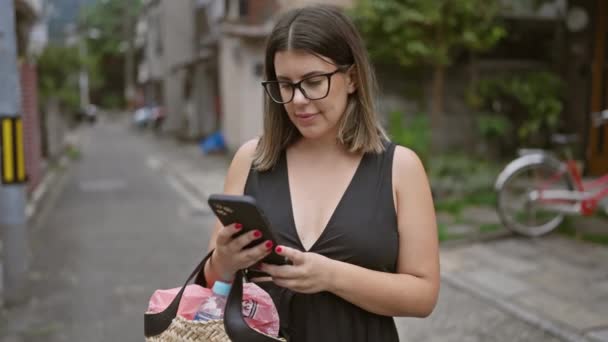Mulher Hispânica Bonita Usando Telefone Celular Sorrindo Alegremente Enquanto Passeia — Vídeo de Stock