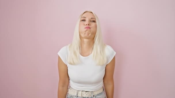 Hilarische Blonde Jonge Vrouw Staan Geïsoleerde Roze Achtergrond Puffen Wangen — Stockvideo