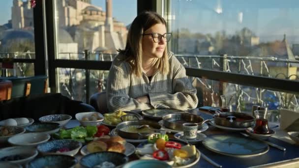 Glimlachende Vrouw Genieten Van Het Ontbijt Een Turks Restaurant Met — Stockvideo