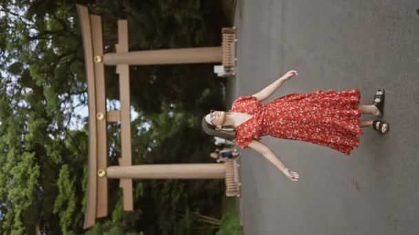 Радісна Іспаномовна Жінка Посміхається Відкритими Руками Дивлячись Навколо Храму Мейдзі — стокове відео