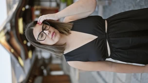 Linda Morena Latina Vestindo Óculos Olhar Sério Fixado Santuário Fushimi — Vídeo de Stock