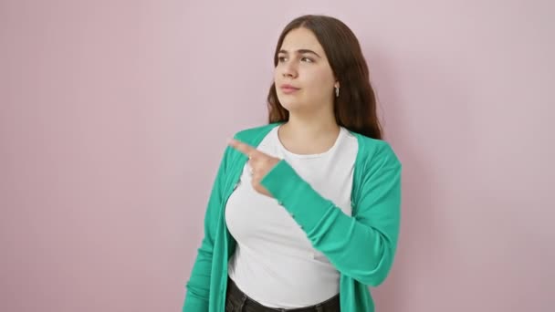 Красивая Молодая Латиноамериканка Открытая Удивлении Указывает Удивлена Стоит Изолированы Розовом — стоковое видео