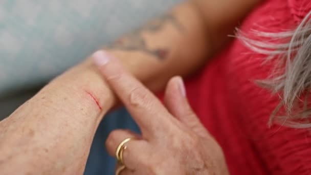 Mulher Ferida Uma Saga Cheia Dor Mãos Tocando Pulso Ferido — Vídeo de Stock