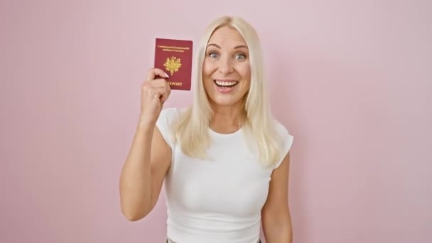 Jonge Blonde Vrouw Met Paspoort Van Frankrijk Schreeuwen Trots Vieren — Stockvideo