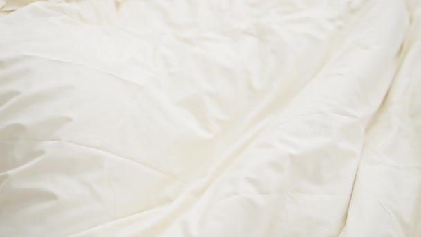 Una Joven Duerme Tranquilamente Acogedor Dormitorio Envuelto Una Suave Ropa — Vídeos de Stock