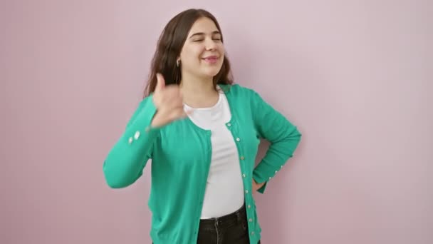 Весела Молода Іспаномовна Жінка Робить Телефонний Жест Пальцями Посміхаючись Широко — стокове відео