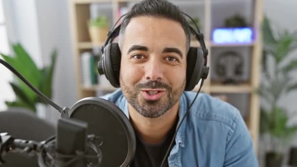 Портрет Усміхненого Іспаномовного Чоловіка Бородою Навушниках Радіостудії — стокове відео