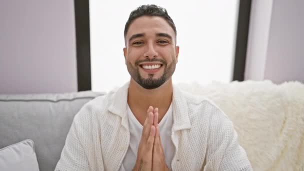 Hombre Árabe Joven Sentado Sofá Casa Corazón Lleno Esperanza Orando — Vídeos de Stock