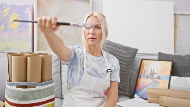 Candid Portret Jonge Aantrekkelijke Blonde Vrouw Kunstenaar Penseel Hand Verloren — Stockvideo