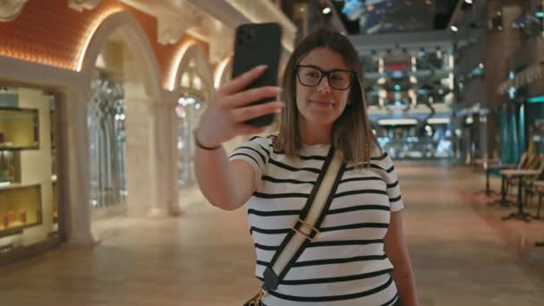 Una Joven Gafas Toma Una Selfie Dentro Lujoso Crucero Interior — Vídeo de stock