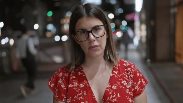 Nocy Piękna Młoda Latynoska Kobieta Okularach Stoi Ulicy Tokio Jej — Wideo stockowe