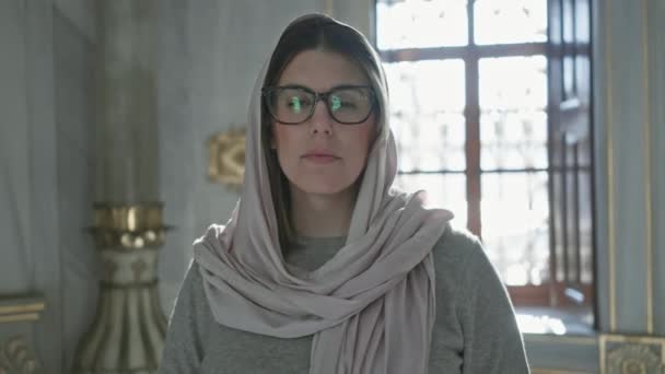 Donna Premurosa Che Indossa Hijab Occhiali All Interno Della Moschea — Video Stock