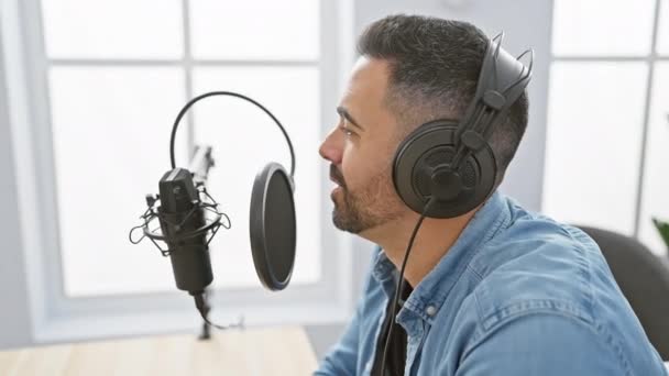 Hombre Hispano Con Auriculares Hablando Micrófono Estudio Radio Brillante — Vídeo de stock