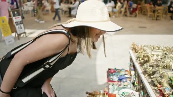 Eine Lächelnde Frau Mit Sonnenhut Beim Einkaufen Auf Einem Belebten — Stockvideo