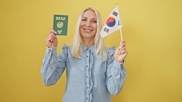 Ciesząca Się Młoda Blondynka Uśmiechnięta Szeroko Dumnie Afiszująca Się Południowokoreańską — Wideo stockowe