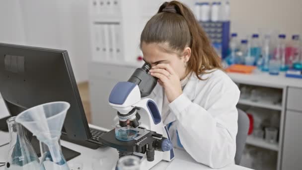 Jovem Cientista Hispânica Analisando Amostras Com Microscópio Ambiente Laboratorial — Vídeo de Stock