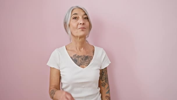 Veselá Sebevědomá Šedovlasá Žena Středního Věku Stojící Nad Izolovaným Růžovým — Stock video
