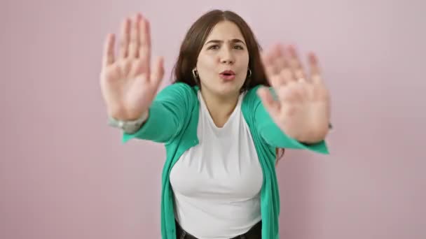 Frustrerte Unge Sinpaniske Kvinne Som Sto Rosa Isolert Bakgrunn Bevegelsesstopp – stockvideo