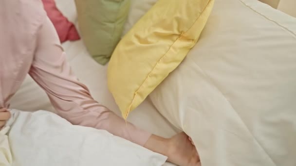 赤い髪の若い白人女性は カラフルで居心地の良い寝室の設定で平和に眠り リラックスと快適さを表現しています — ストック動画