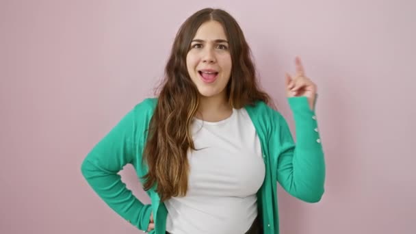 Молода Красива Успішна Іспаномовна Жінка Стоїть Над Ізольованим Рожевим Тлом — стокове відео