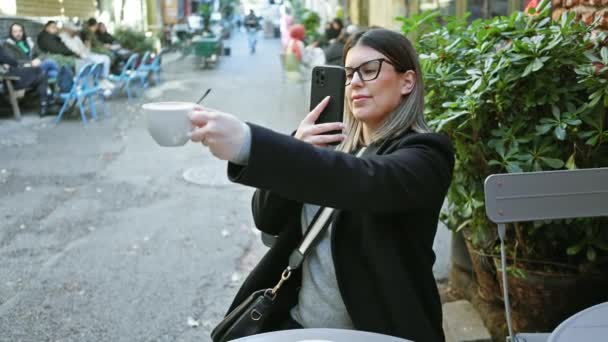Junge Hispanische Frau Fotografiert Kaffee Während Sie Einem Straßencafé Istanbul — Stockvideo