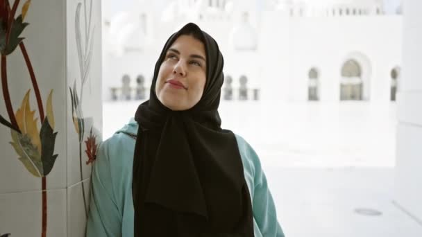 Une Femme Souriante Portant Hijab Dans Une Mosquée Islamique Abu — Video